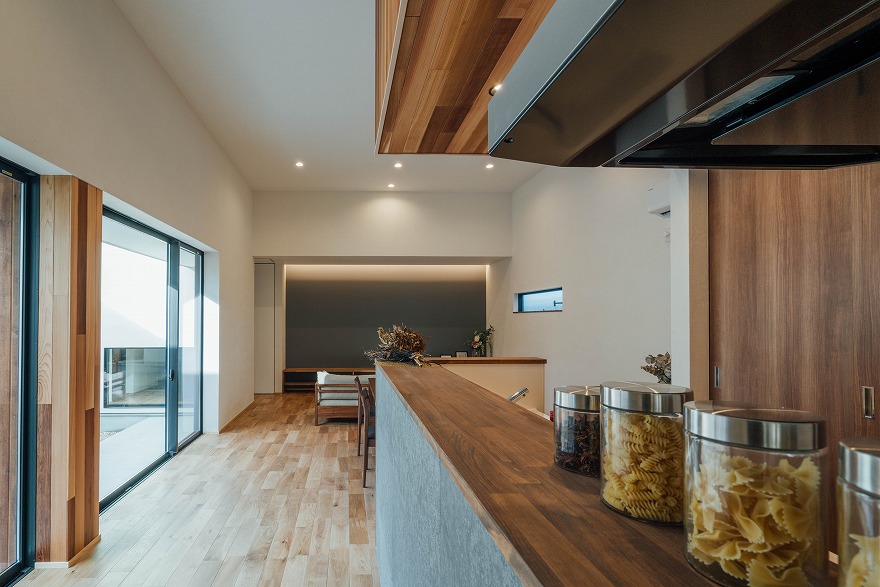 天井高3500のLDKで解放感を楽しむコの字平屋 瑞穂市 - チェックハウス